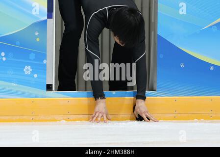 Pékin, Chine.7th févr. 2022.Hanyu Yuzuru, du Japon, s'entraîne au stade Capital Indoor de Beijing, capitale de la Chine, le 7 février 2022.Crédit : CAO CAN/Xinhua/Alay Live News Banque D'Images