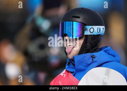 (220207) -- ZHANGJIAKOU, le 7 février 2022 (Xinhua) -- Emiliano Lauzi, de l'Italie, célèbre après la finale de ski de snowboard en pente pour hommes au Genting Snow Park de Zhangjiakou, dans la province de Hebei, dans le nord de la Chine, le 7 février 2022. Banque D'Images