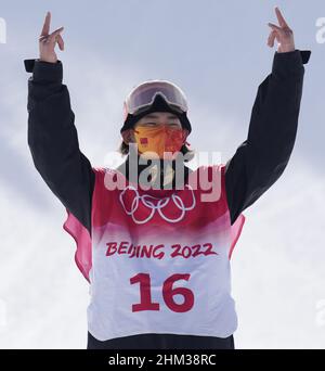 Zhangjiakou, Chine.07th févr. 2022.Su Yiming, médaillé d'argent de Chine, célèbre sur le podium après la finale masculine de la Snowboard Sloppestyle lors des Jeux olympiques d'hiver de 2022 au Genting Snow Park à Zhangjiakou, en Chine, le lundi 7 février 2022.Max Parrot du Canada a remporté la médaille d'or et Mark McMorris du Canada a remporté la médaille de bronze.Photo de Bob Strong/UPI crédit: UPI/Alay Live News Banque D'Images