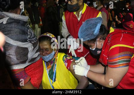 Les sans-abri, dont beaucoup sont handicapés, sont dans la file d’attente pour se faire vacciner contre le coronavirus au Kamalapur, dans la capitale, hier soir.Le Programme élargi de vaccination du gouvernement a vacciné plus de 200 personnes pendant la campagne. Le 06 février 2022 photo par Habibur Rahman/ABACAPRESS.COM Banque D'Images