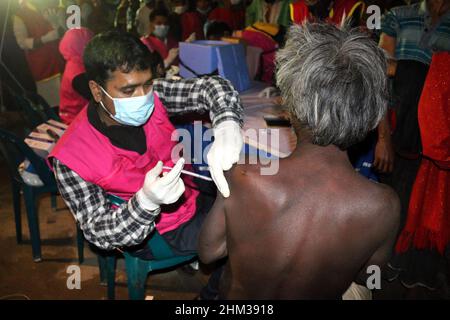 Les sans-abri, dont beaucoup sont handicapés, sont dans la file d’attente pour se faire vacciner contre le coronavirus au Kamalapur, dans la capitale, hier soir.Le Programme élargi de vaccination du gouvernement a vacciné plus de 200 personnes pendant la campagne. Le 06 février 2022 photo par Habibur Rahman/ABACAPRESS.COM Banque D'Images