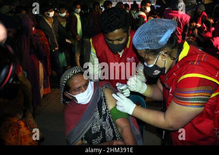 Les sans-abri, dont beaucoup sont handicapés, sont dans la file d’attente pour se faire vacciner contre le coronavirus au Kamalapur, dans la capitale, hier soir.Le Programme élargi de vaccination du gouvernement a vacciné plus de 200 personnes pendant la campagne. Le 06 février 2022 photo par Habibur Rahman/ABACAPRESS.COM Banque D'Images