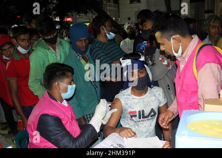 Les sans-abri, dont beaucoup sont handicapés, sont dans la file d’attente pour se faire vacciner contre le coronavirus au Kamalapur, dans la capitale, hier soir.Le Programme élargi de vaccination du gouvernement a vacciné plus de 200 personnes pendant la campagne. Le 06 février 2022 photo par Habibur Rahman/ABACAPRESS.COM Banque D'Images