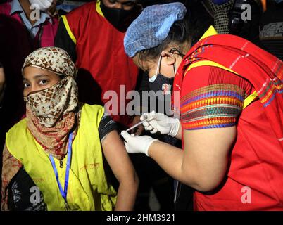 Les sans-abri, dont beaucoup sont handicapés, sont dans la file d’attente pour se faire vacciner contre le coronavirus au Kamalapur, dans la capitale, hier soir.Le Programme élargi de vaccination du gouvernement a vacciné plus de 200 personnes pendant la campagne. Le 06 février 2022 photo par Habibur Rahman/ABACAPRESS.COM Banque D'Images