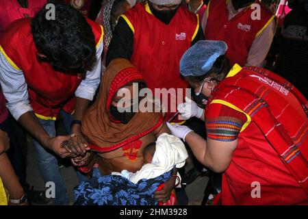 Les sans-abri, dont beaucoup sont handicapés, sont dans la file d’attente pour se faire vacciner contre le coronavirus au Kamalapur, dans la capitale, hier soir.Le Programme élargi de vaccination du gouvernement a vacciné plus de 200 personnes pendant la campagne. Le 06 février 2022 photo par Habibur Rahman/ABACAPRESS.COM Banque D'Images