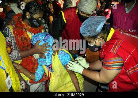 Les sans-abri, dont beaucoup sont handicapés, sont dans la file d’attente pour se faire vacciner contre le coronavirus au Kamalapur, dans la capitale, hier soir.Le Programme élargi de vaccination du gouvernement a vacciné plus de 200 personnes pendant la campagne. Le 06 février 2022 photo par Habibur Rahman/ABACAPRESS.COM Banque D'Images