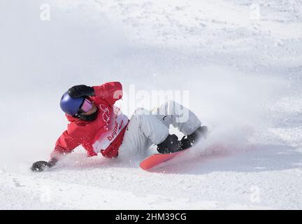 Zhangjiakou, province chinoise du Hebei.7th févr. 2022.Takeru Otsuka, du Japon, participe à la finale du snowboard en pente pour hommes au Genting Snow Park de Zhangjiakou, dans la province de Hebei, au nord de la Chine, le 7 février 2022.Credit: Xue Yubin/Xinhua/Alay Live News Banque D'Images