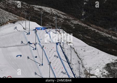 Uebersicht Sportstaette, vue générale, 6 FÉVRIER 2022 - Freestyle ski : finale des mogules féminines lors des Jeux Olympiques d'hiver de 2022 à Beijing au Genting Snow Park à Zhangjiakou, Hebei, Chine.2022. PAS DE VENTES HORS ALLEMAGNE !Photo: Kenjiro Matsuo/AFLO via Sven Simon photo Agency GmbH & Co. Photo de presse KG # Princess-Luise-Str.41 # 45479 M uelheim/R uhr # Tél0208/9413250 # Fax.0208/9413260 # compte 244 293 433 # GLSB arrivée # compte 4030 025 100 # BLZ 430 609 67 # e-mail : svensimon@t-online.de # www.svensimon.net. Banque D'Images