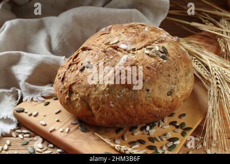 Pain de seigle fait maison sur fond de bois Banque D'Images