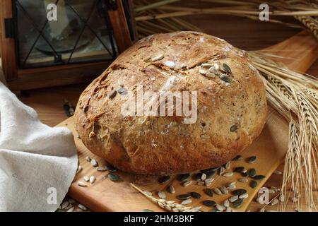 Pain de seigle fait maison sur fond de bois Banque D'Images