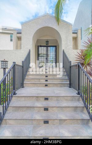 Carreaux de marbre sur un escalier avec des rampes à Carlsbad, San Diego, Californie Banque D'Images