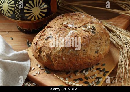 Pain de seigle fait maison sur fond de bois Banque D'Images