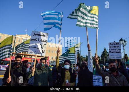 Les Pakistanais vivant en Grèce se rassemblent devant le Parlement grec en criant des slogans et en branlant les drapeaux de Kasmir pour marquer la Journée de solidarité du Cachemire. Banque D'Images