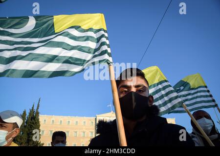 Les Pakistanais vivant en Grèce se rassemblent devant le Parlement grec en criant des slogans et en branlant les drapeaux de Kasmir pour marquer la Journée de solidarité du Cachemire. Banque D'Images