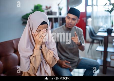 un homme en colère musulman hurle à sa femme Banque D'Images