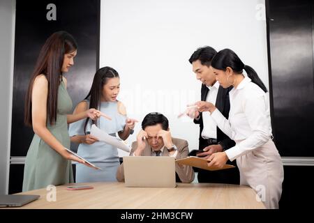 Un employé en colère et intimide son patron tandis que le stress et la pression au bureau, les hommes d'affaires de l'équipe se sont mis à mal avec le responsable lors de la conférence de réunion en entreprise Banque D'Images