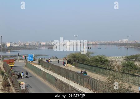 New Delhi, Inde - 6 février 2022 : vue sur le lac de fer à cheval de Bhalswa depuis un survol près de celui-ci par une belle journée d'hiver Banque D'Images