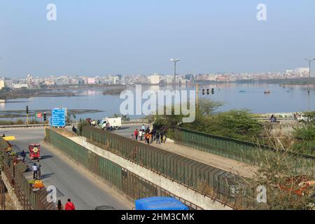 New Delhi, Inde - 6 février 2022 : vue sur le lac de fer à cheval de Bhalswa depuis un survol près de celui-ci par une belle journée d'hiver Banque D'Images