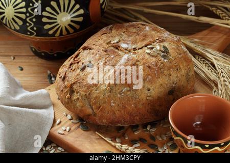 Pain de seigle fait maison sur fond de bois Banque D'Images