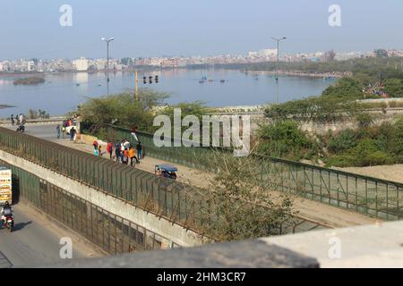 New Delhi, Inde - 6 février 2022 : vue sur le lac de fer à cheval de Bhalswa depuis un survol près de celui-ci par une belle journée d'hiver Banque D'Images