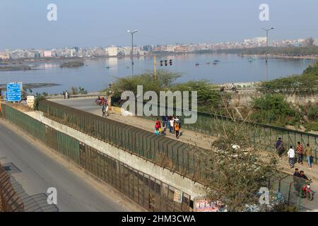 New Delhi, Inde - 6 février 2022 : vue sur le lac de fer à cheval de Bhalswa depuis un survol près de celui-ci par une belle journée d'hiver Banque D'Images