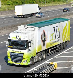 EnVar déchets organiques et biomasse entreprise remorque de camion hgv et graphiques côté conducteur vue avant et aérienne depuis le haut en longeant la route autoroutière britannique Banque D'Images