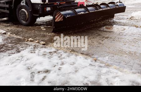 les véhicules utilitaires nettoient le trottoir de la neige. Rues propres. Hiver dans la ville. Banque D'Images