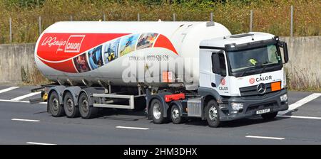 Calor Gas business White Tanker & Advertising graphiques remorque livraison camion Hazchem signaux d'avertissement de matières dangereuses route d'autoroute britannique Banque D'Images