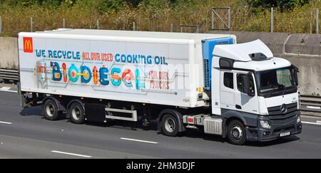 Publicité sur le côté remorque de McDonalds fast food camion cuisant l'huile de recyclage dans le biodiesel pour leur entreprise hgv Trucks & driver UK autoroute Banque D'Images