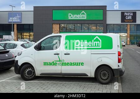 Logo Dunelm pour un service de rideaux sur mesure via Peugeot Expert minibus blanc dans le parking au détail parking extérieur des unités de magasins Chelmsford Angleterre Royaume-Uni Banque D'Images