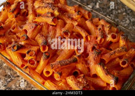 pâtes cuites à la sauce tomate et gratinées avec de la mozzarella hachée à la viande et du jambon Banque D'Images