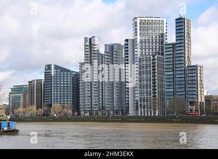 Nouveaux immeubles d'appartements sur le Albert Embankment de Londres. Montre la Corniche de Foster + Partners (au centre) et Merano Residences de Richard Rogers (à droite). Banque D'Images