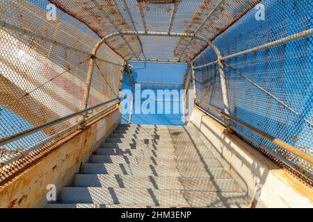 Escalier d'une passerelle avec toit en maille métallique à San Clemente, Californie Banque D'Images