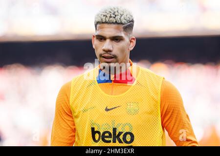 Barcelone, Espagne.06th févr. 2022.Araujo du FC Barcelone pendant le match de la Ligue entre le FC Barcelone et l'Atlético de Madrid au Camp Nou à Barcelone, Espagne.Crédit : DAX Images/Alamy Live News Banque D'Images