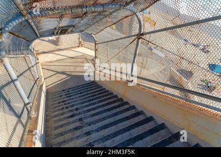 Vue en grand angle d'un escalier couvert à San Clemente, Orange County, Californie Banque D'Images