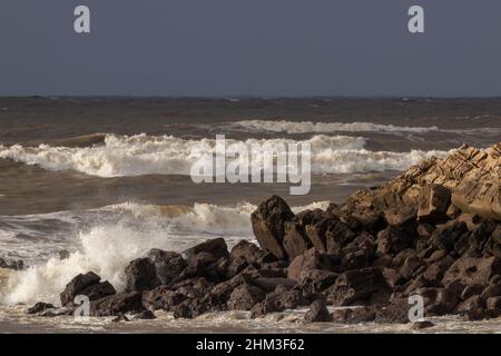vagues dans la mer cantabrique sur la côte de vizcaya un jour nuageux Banque D'Images