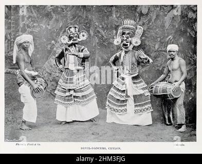 La danse du diable ou la danse du cham est une danse vivante masquée et costumée associée à quelques sectes du bouddhisme tibétain et des festivals bouddhistes.La danse est accompagnée de musique jouée par des moines utilisant des instruments de musique tibétains traditionnels.Les danses offrent souvent une instruction morale relative à karuṇā (compassion) pour les êtres sensibles et sont tenues d'apporter le mérite à tous ceux qui les perçoivent. Du livre ' les races vivantes de l'humanité ' vol 1 par Henry Neville Hutchinson, les éditeurs John Walter Gregory, et Richard Lydekker, éditeur:Londres, Hutchinson & co 1901 Banque D'Images