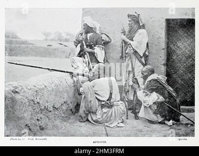 Les Afridi (également orthographiés Apridi) sont une tribu pachtoune trouvée au Pakistan et en Afghanistan.Ils sont largement concentrés dans la province pakistanaise de Khyber Pakhtunkhwa, où ils se trouvent principalement dans Darra Adam Khel et le district de Khyber du livre ' les races vivantes de l'humanité ' vol 1 par Henry Neville Hutchinson, les éditeurs John Walter Gregory, et Richard Lydekker, Éditeur:Londres, Hutchinson & co 1901 Banque D'Images