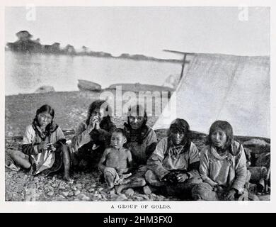 Un groupe de Golds les Golds, les Goldi ou les Nanai sont des peuples Tungusiques d'Asie de l'est qui ont traditionnellement vécu le long de Heilongjiang (Amur), Songhuajiang (Sunggari) et Wusuli River[1] sur le bassin de l'Amur moyen. Du livre « les races vivantes de l'humanité » vol 1 par Henry Neville, Hutchinson, Hutchinson,Rédacteurs John Walter Gregory et Richard Lydekker, éditeur: London, Hutchinson & co 1901 Banque D'Images