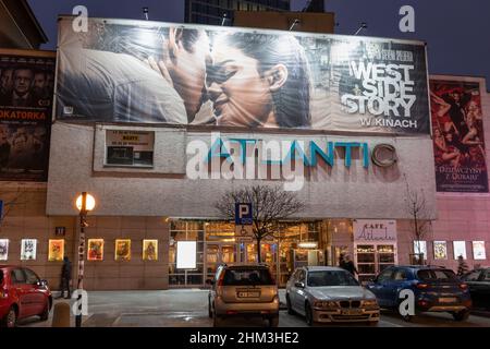 Varsovie, Pologne - le 8 janvier 2022 : cinéma atlantique de nuit dans la rue Chmielna du centre-ville, l'un des plus anciens cinémas encore en activité dans la ville Banque D'Images