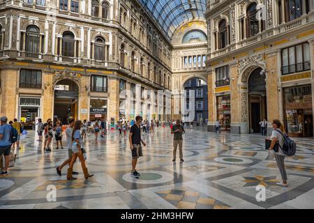 Naples, Italie - 4 septembre 2020 : l'intérieur de la Galleria Umberto I, la galerie marchande publique et le point de repère de la ville ont été construits en 1887-1891. Banque D'Images