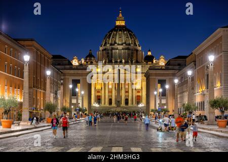 Vatican, Rome, Italie - 5 septembre 2020 : Basilique Saint Pierre au Vatican la nuit, vue de la rue via della Conciliazione. Banque D'Images