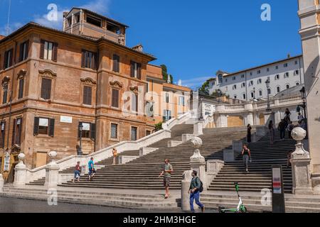 Rome, Italie - 8 septembre 2020 : les marches espagnoles (italien : Scalinata di Trinita dei Monti) escalier monumental, célèbre monument de la ville. Banque D'Images