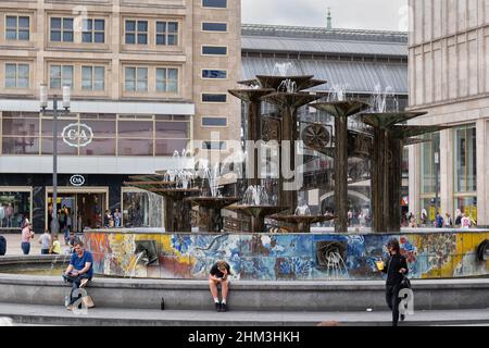 Berlin, Allemagne - 2 août 2021 : Fontaine de l'amitié internationale sur la place Alexanderplatz. Banque D'Images