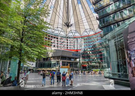 Berlin, Allemagne - 4 août 2021 : l'intérieur du complexe Sony Center à la Potsdamer Platz, point de repère de la ville. Banque D'Images