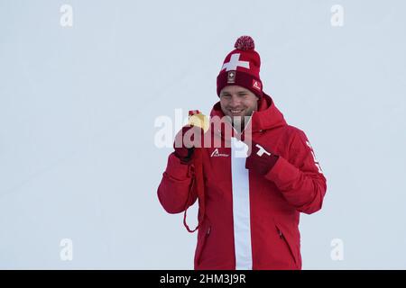 Pékin, Chine.07th févr. 2022.Beat Feuz, médaillé d'or de Suisse, montre sa médaille après la course de ski alpin en descente masculine au Centre national de ski alpin de Yanqing aux Jeux Olympiques d'hiver de Beijing 2022, le lundi 7 février 2022.Photo de Paul Hanna/UPI crédit: UPI/Alay Live News Banque D'Images