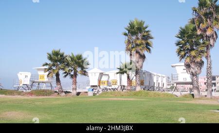 Stand de sauveteurs et palmier, tour de sauveteurs pour le surf sur la plage de Californie.Été océan pacifique aux États-Unis esthétique.Station de sauvetage emblématique baywatch, cabane en tour de sauvetage côtière ou maison en bord de mer. Banque D'Images