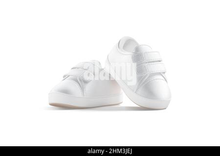 Chaussures blanches vierges pour bébés, mockup sur la pointe de la pieds, vue à moitié tournée Banque D'Images