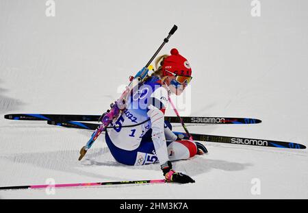 Zhangjiakou, Chine.07th févr. 2022.La biathlète tchèque Marketa Davidova à la fin de la course individuelle féminine de 15 kilomètres au centre national de ski de Zhangjiakou, en Chine, le 7 février 2022, lors des Jeux olympiques d'hiver de 2022.Crédit : Roman Vondrous/CTK photo/Alay Live News Banque D'Images