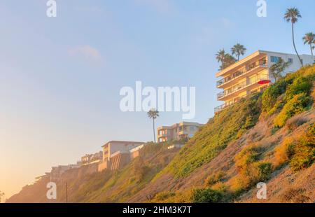 Bâtiments plats au sommet d'une montagne contre le ciel de coucher de soleil à San Clemente, Californie Banque D'Images